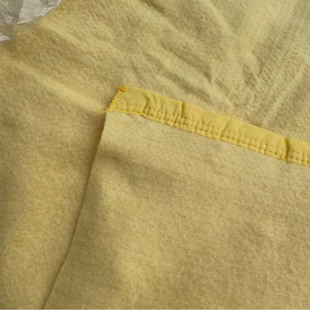 Vintage yellow poly full & twin blanket 72x90 Contessa